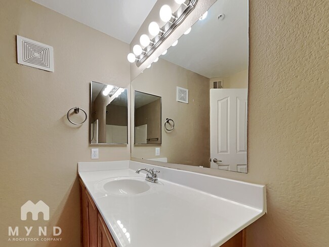 Building Photo - 2401 E Rio Salado Pkwy