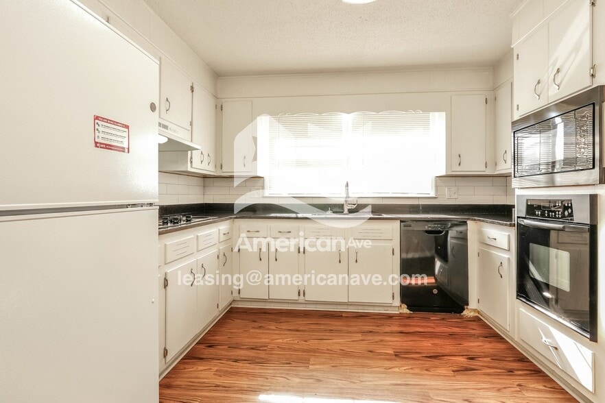 Building Photo - 3512 Jamaica Dr