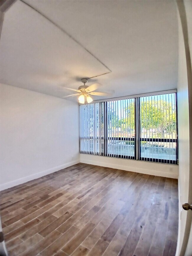 Building Photo - 5951 Wellesley Park Dr