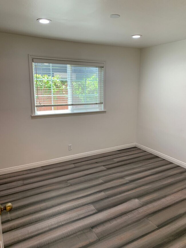 Building Photo - MIC