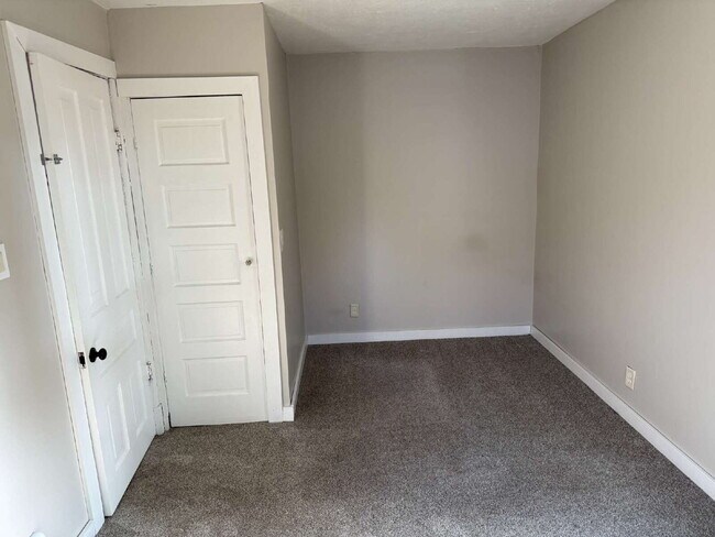 Building Photo - Charming 4 Bedroom Home with 2 Full Baths in Grand Rapids