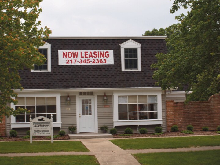 Youngstown Apartments 916 Woodlawn Dr Charleston IL 61920 Apartment