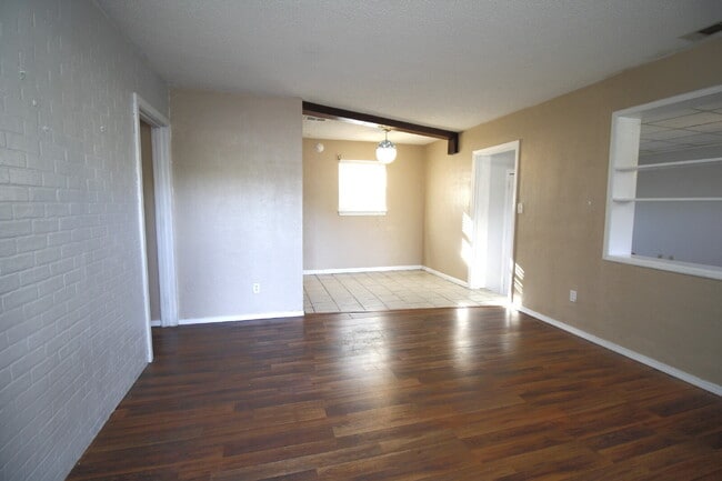 Building Photo - 3BR/2BA Home with Bonus Room & Fenced Yard...