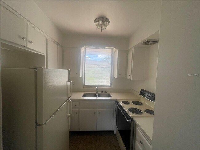 Building Photo - 200 N Betty Ln