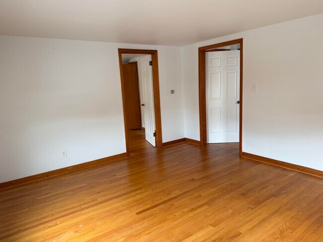 Building Photo - 654 Chase Ave