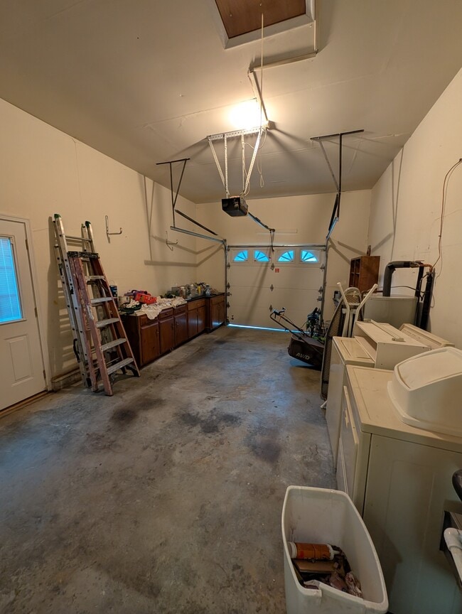 Building Photo - 32 Gambol St