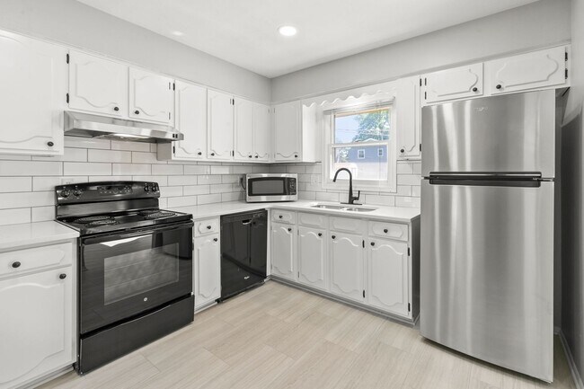 Building Photo - Stylish 3-Bed, 2-Bath Renovated Home with Granite Counters, 2-Car Garage & Large Fenced Yard in O...