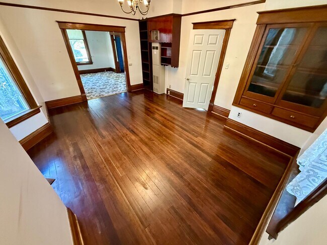 Building Photo - Victorian Charmer – 3 Bed, 1.75 Bath – Utilities Included!
