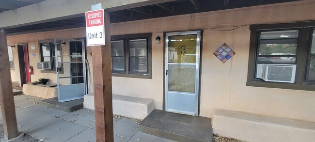 Building Photo - 835 Bridge St