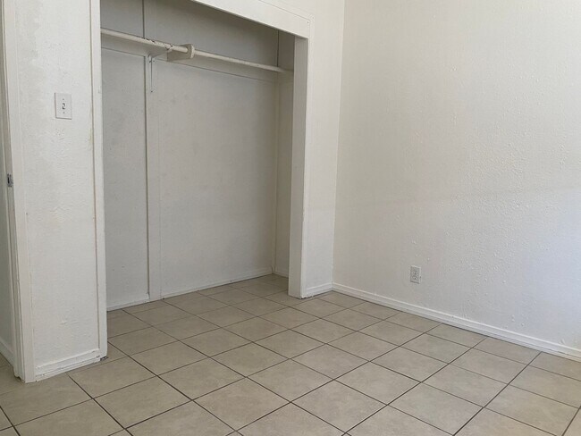 Building Photo - 687