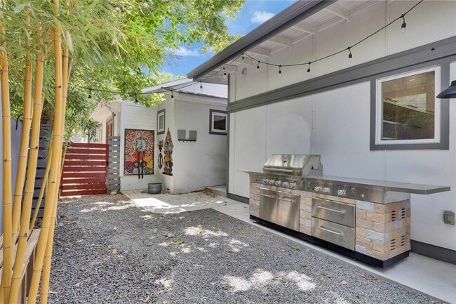 Building Photo - 1515 Bluebonnet Ln