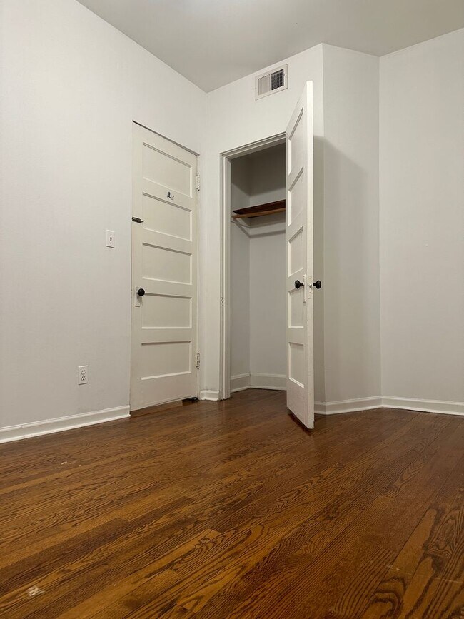 Building Photo - Beautiful 1 Bed/ 1 Bath Apartment Ravenswo...