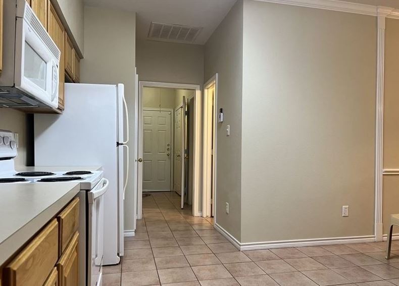 Building Photo - 215 Navarro Dr