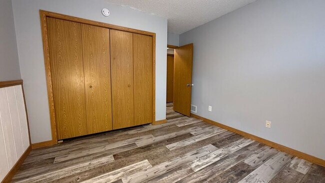 Building Photo - 8627/8635 Woodlawn Dr