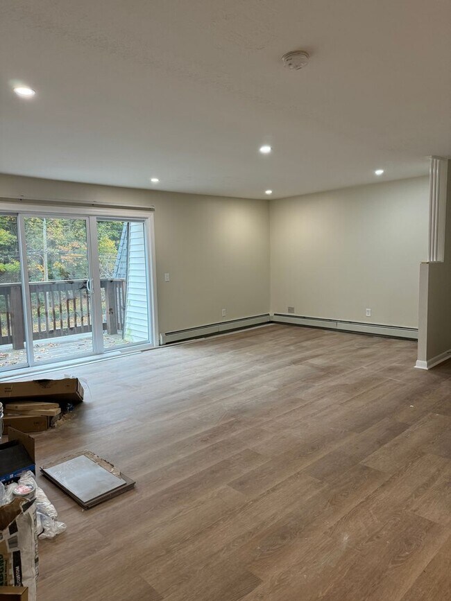 Building Photo - Spacious 1 Bed - 1 Bath Apartment in Cranston