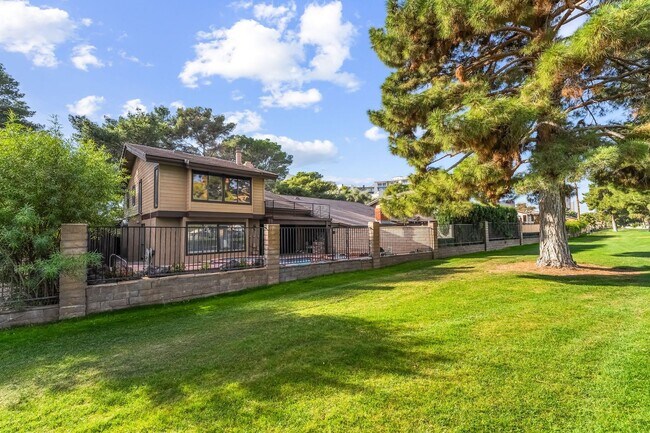 Building Photo - 968 Pinehurst Dr