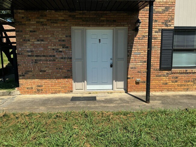 Building Photo - 949 Chadwick Dr