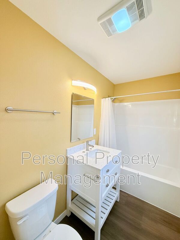 Building Photo - 5715 NE 74th Ct