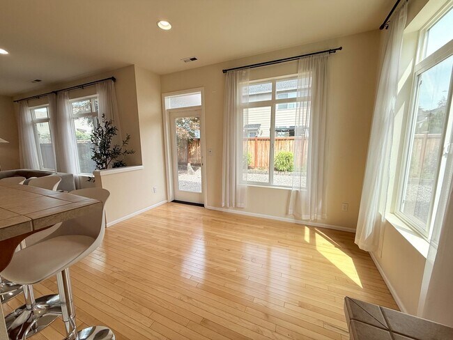 Building Photo - For Rent – Bright & Spacious Home with Bonus Room