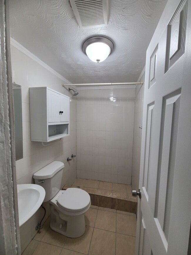 Building Photo - BRAND NEW RENOVATION! Spacious 5-Bed/2-Bat...