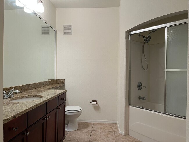 Building Photo - Spacious 1 Bedroom Ground Floor Condo