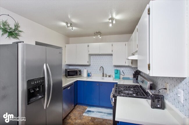 Building Photo - 76th Ave Duplex