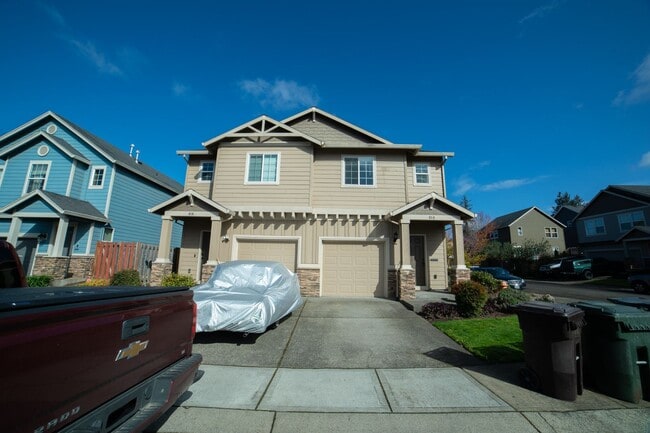 Building Photo - Newer Construction Townhome in Canby