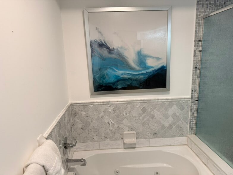 Bath tub - 104 Surfview Dr