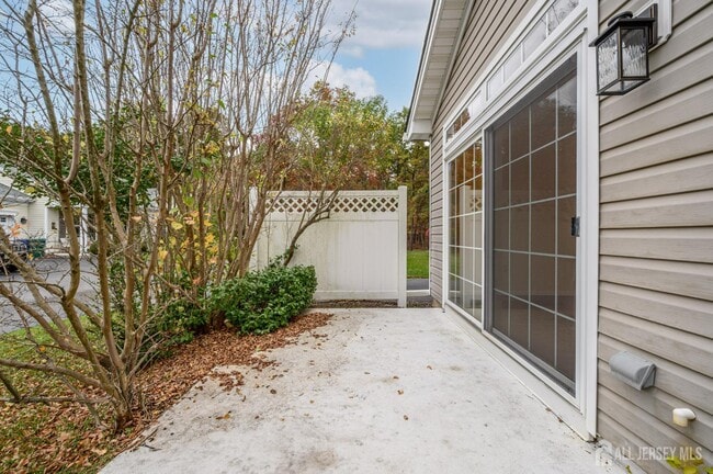 Building Photo - 131 Greenlawns Dr