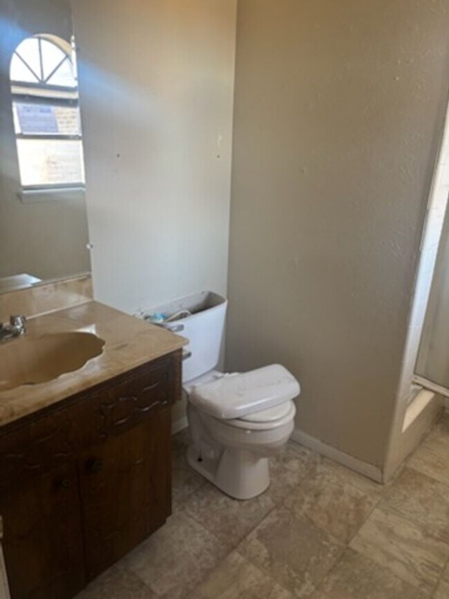 Building Photo - VERY NICE HOME IN THE RIDGECREST AREA. PETS NEGOTIABLE WITH OWNERS APPROVAL