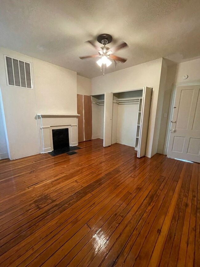 Building Photo - Amazing 3 bdrm/1.5 bath House Conveniently Located in The Heart of VCU and Downtown!