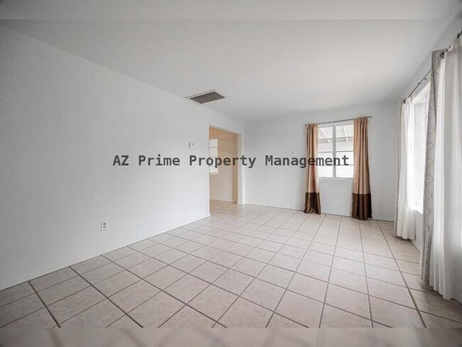 Building Photo - 9430 N 11th Pl