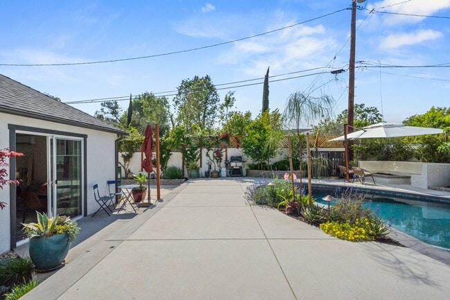 Building Photo - 4867 Revlon Dr