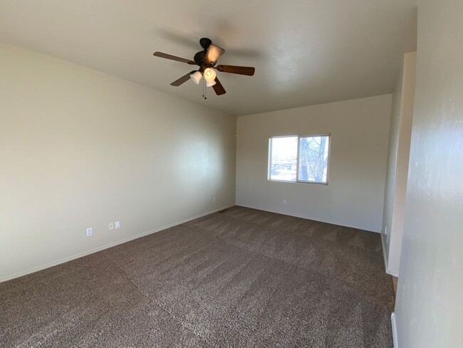 Building Photo - 3 Bedroom Town home Near 4th Street SW & B...