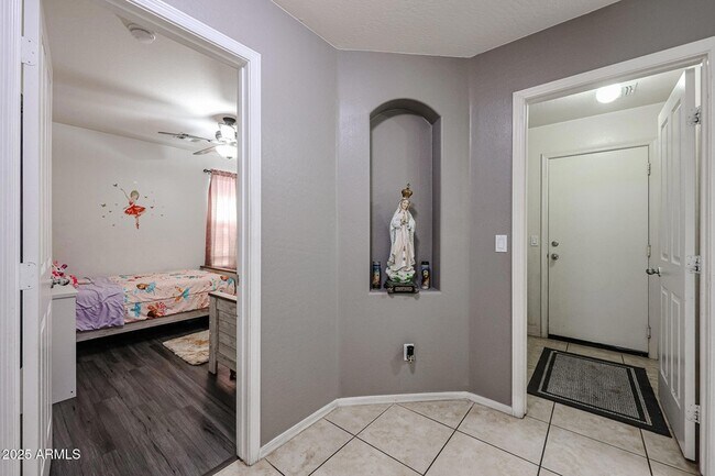 Building Photo - 13959 W Country Gables Dr