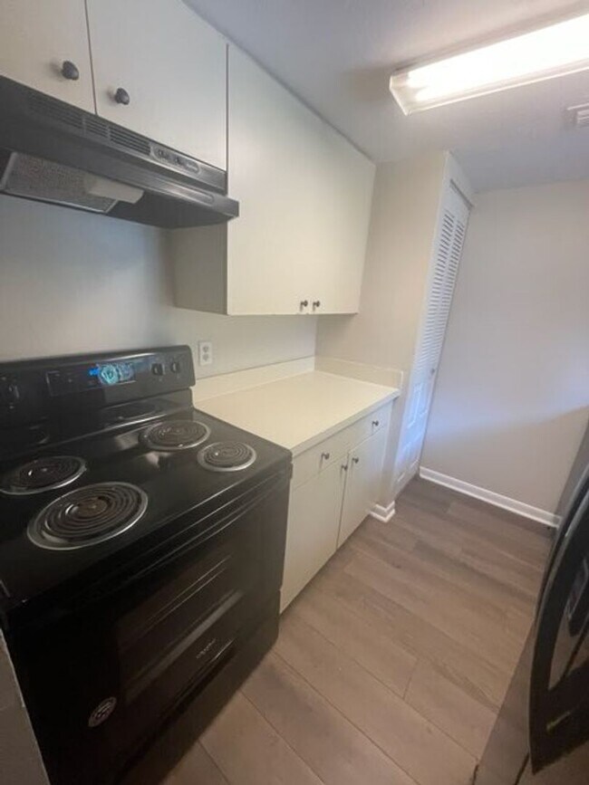 Building Photo - 3/2.5 Recently updated townhouse close to ...