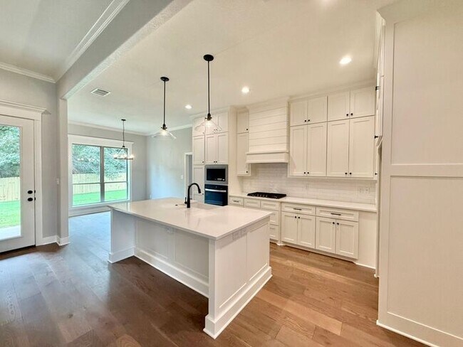 Building Photo - Beautiful and Spacious 3-Bedroom, 2-Bath R...