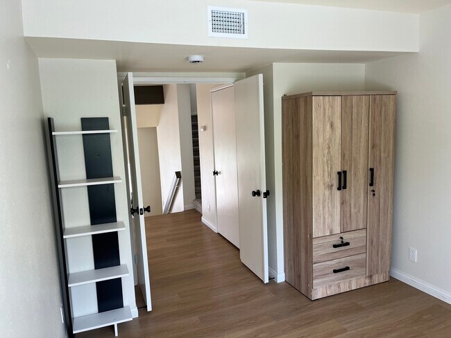 Building Photo - 3304 Caminito Eastbluff