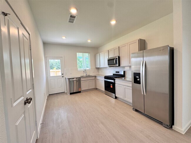 Building Photo - 25577 Balsamroot Dr
