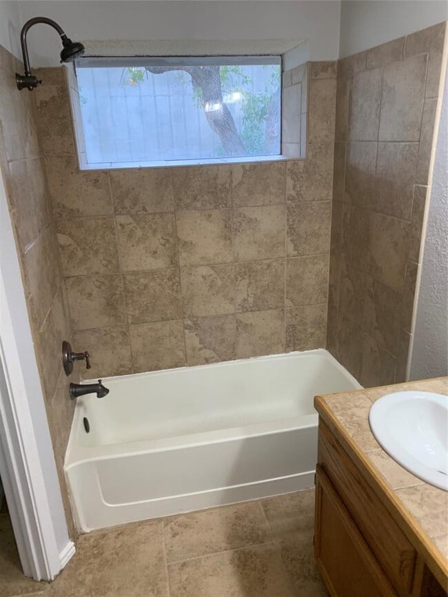 Building Photo - 807 Forest Trail