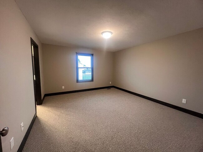 Building Photo - Four Bedroom Duplex in Caledonia!