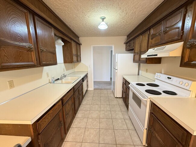 Building Photo - 2 bed 2 bath Duplex in with Large Living Room.