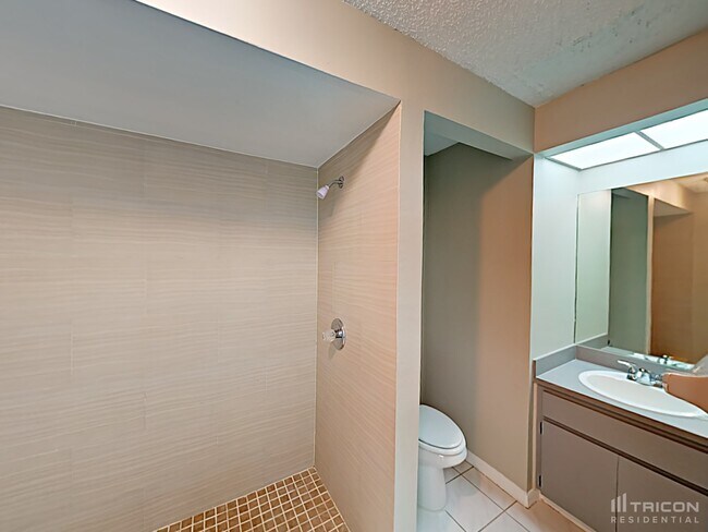 Building Photo - 10827 Claymont Dr