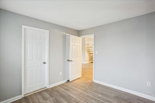 Building Photo - Great 3+2+ Loft in Germantown!