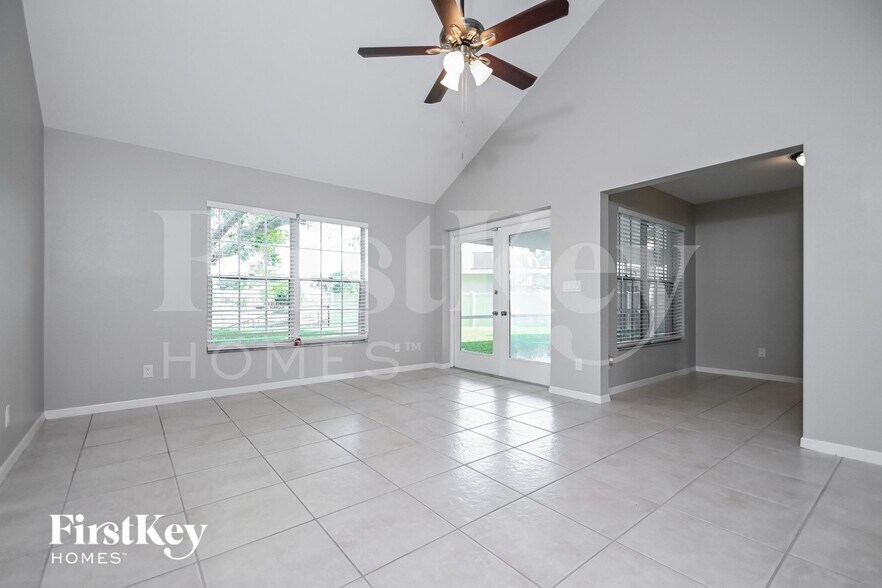 Building Photo - 15 SE 12th Ave