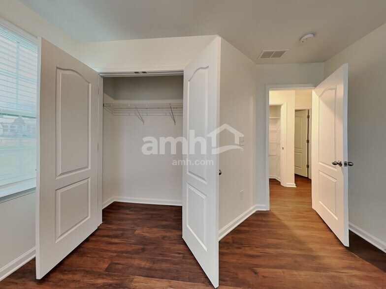 Building Photo - 154 Eden Ave