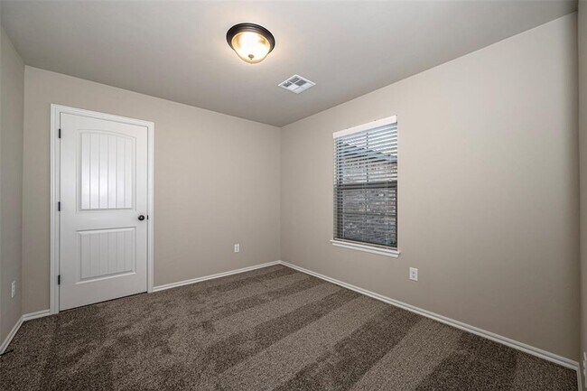 Building Photo - Beautiful 4 bedroom in Yukon