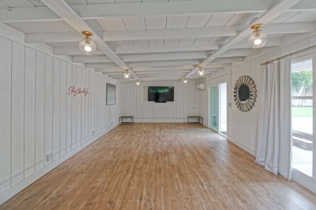 Building Photo - BEAUTIFULLY REMODELED (FURNISHED), 3BR3BA ...