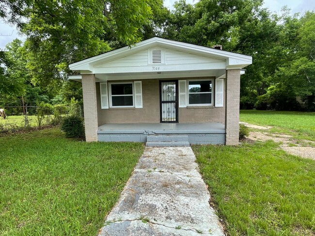 Building Photo - 3 Bed Room 1 Bath Home