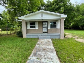 Building Photo - 3 Bed Room 1 Bath Home